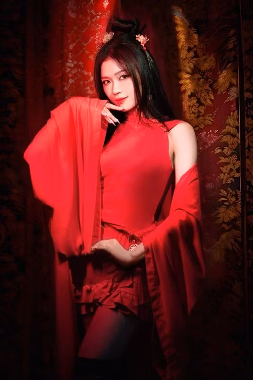 Suni Hạ Linh tên thật Ngô Đặng Thu Giang. Cô tốt nghiệp cử nhân ngành Tài chính tiền tệ ở đại học Victoria ở Wellington - New Zeland. Ảnh: FB Suni Hạ Linh.