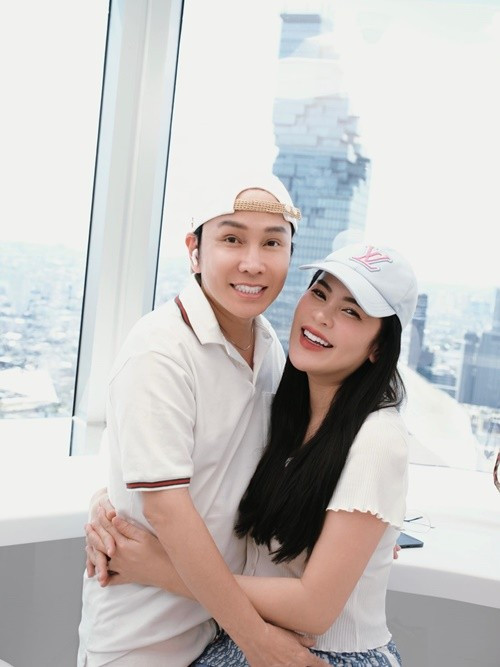 Về chung một nhà, Phương Lê tập trung kinh doanh, chăm lo gia đình còn Vũ Luân dành nhiều thời gian hoạt động nghệ thuật. “Trong thời gian tôi thành danh, ngoài mức cát sê thì tôi kinh doanh thêm bất động sản. Tôi ít chia sẻ chuyện mình kinh doanh ở đâu, bao nhiêu đất nhưng nhìn chung về kinh tế, chúng tôi ổn định”, nam ca sĩ chia sẻ trên Người Lao Động. Ảnh: FB Phương Lê.