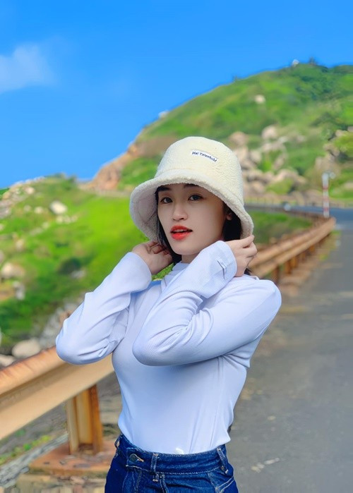 "Tôi không chỉ tự lo cho mình mà còn phụ giúp ba mẹ được khi gia đình cần", Yến Nhi cho hay. Ảnh: FB Yến Nhi.