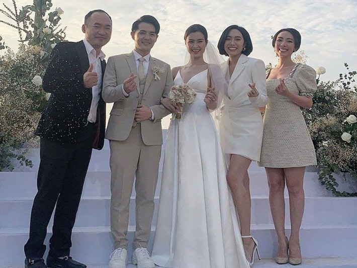 Trong đám cưới của Đông Nhi, vợ Anh Tú cũng gặp sự cố rơi tóc giả trong hồ bơi. Ảnh: Yan.