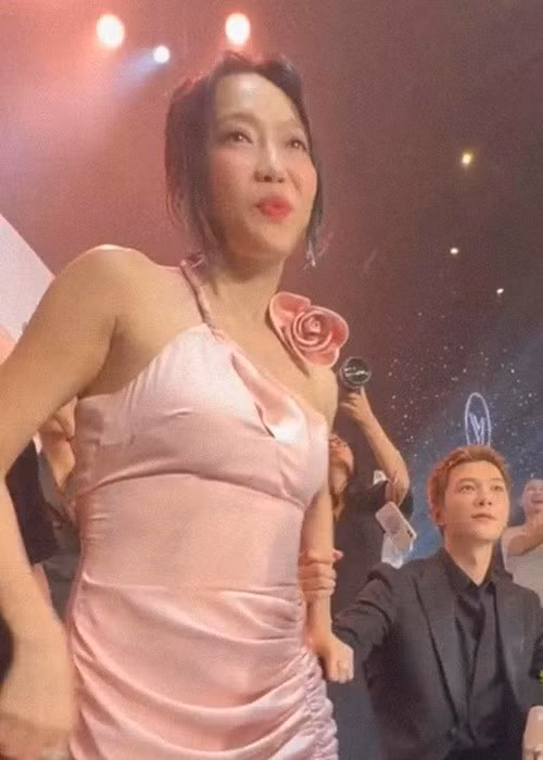 Diệu Nhi dường như ham vui, quên mất việc đã kết hôn. Ảnh: Saostar.