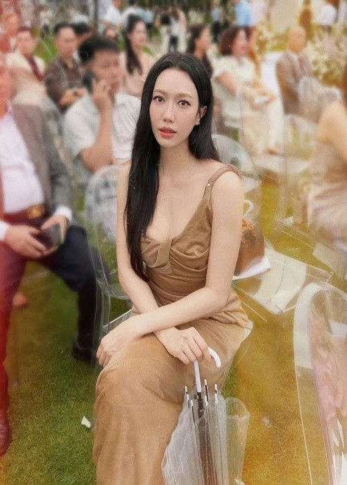 Diệu Nhi khoe vẻ gợi cảm với váy xẻ sâu tông màu nâu. Ảnh: Instagram Diệu Nhi.