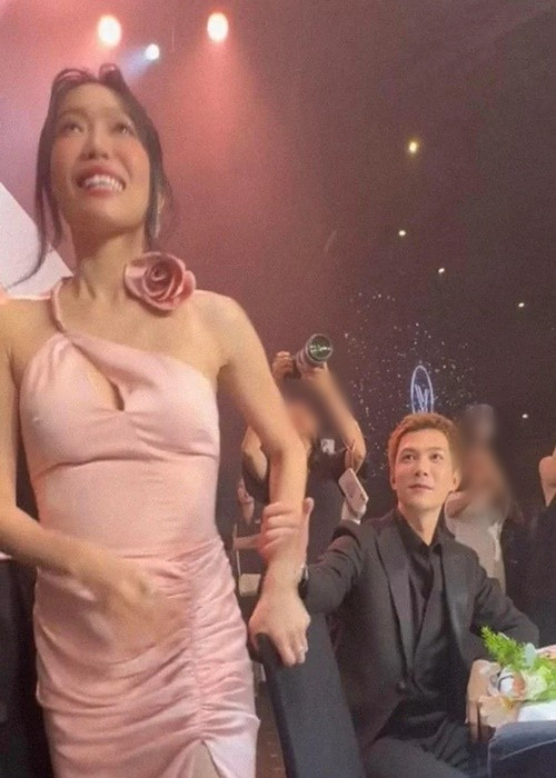 Trong đám cưới Diễm My 9x vào tháng 12/2023, Diệu Nhi từng dự định lên bắt hoa cưới khiến Anh Tú phải nhanh chóng kéo cô quay lại chỗ ngồi. Ảnh: Saostar.