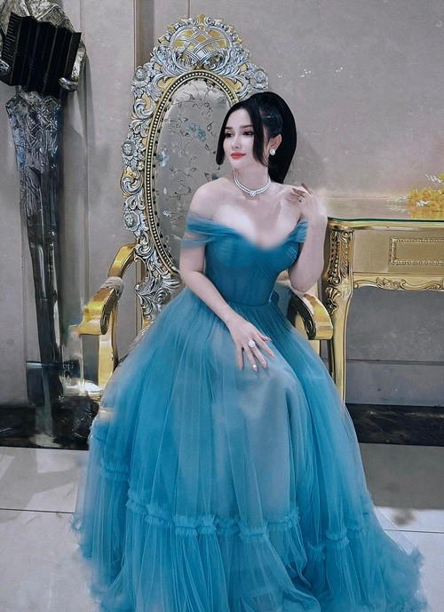 Sau 2 lần sinh nở, vợ Khánh Đơn vẫn theo đuổi phong cách gợi cảm. Cô chuộng trang phục trễ nải tôn vòng một. Ảnh: FB Huỳnh Như.