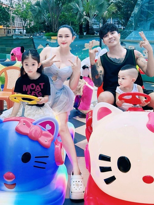 Nam ca sĩ chia sẻ trên Tổ Quốc, anh mãn nguyện với cuộc sống hiện tại vì vợ luôn thấu hiểu, chia sẻ với anh mọi điều. Ảnh: FB Khánh Đơn.