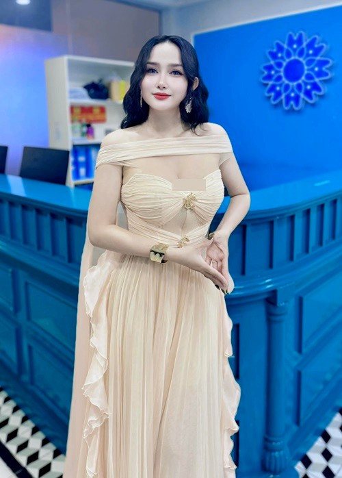 Chia sẻ trên Arttimes, Huỳnh Như nói, cô chưa bao giờ tự ti về cơ thể của một mẹ bỉm sữa. "Chồng thì luôn khen vợ mọi lúc mọi nơi, để động viên tinh thần vợ nên mình càng thêm yên tâm", Huỳnh Như trải lòng. Ảnh: FB Huỳnh Như.