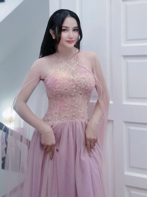 Huỳnh Như từng cho biết, cô không giữ chồng. "Mọi người hỏi sao em không giữ chồng, nói gì vậy trời? Ra đường gặp trai đẹp em còn mê, biết giữ kiểu gì giờ, thân ai nấy lo mọi người ơi", vợ Khánh Đơn hài hước nói. Ảnh: FB Huỳnh Như.