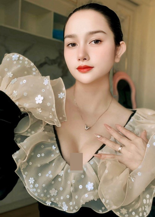 Huỳnh Như và Khánh Đơn kinh doanh ẩm thực, homestay và nha khoa. Ảnh: FB Huỳnh Như.