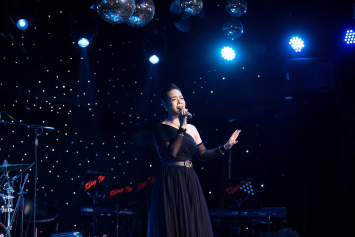 Theo Tiền Phong, 16 tuổi, Nhật Kim Anh đã hát thường xuyên tại các tụ điểm ca nhạc. Cô thể hiện thành công các ca khúc Mưa đã tạnh, Lâu đài cát, Thà người đừng hứa. Ảnh: FB Nhật Kim Anh.