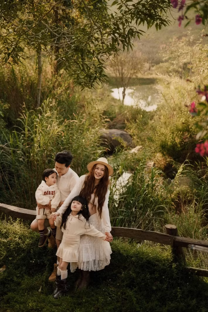Vợ chồng Nhã Phương - Trường Giang cùng hai con Destiny và Hope thực hiện bộ ảnh nghệ thuật ở Đà Lạt trước khi Nhã Phương vượt cạn lần thứ 3. Ảnh: Mạnh Bi.