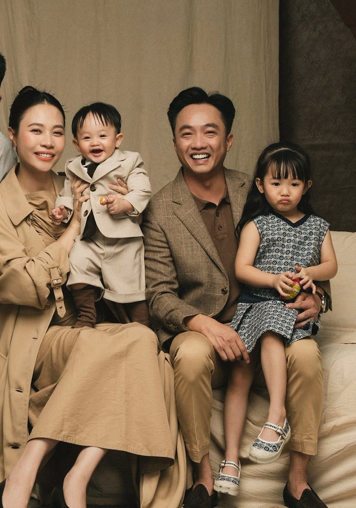 Cường Đô La hài hước chia sẻ về cuộc sống bên vợ con: "Ba đi làm về vừa thay được cái áo là Sutin nắm tay dắt ba vào góc nhà ngồi tâm sự kể tội mẹ Đàm Thu Trang khi ba không có nhà như không cho em chơi, không cho em ăn kẹo, bắt em ăn cơm, bắt em ngủ trưa lâu". Ảnh: FB Đàm Thu Trang.