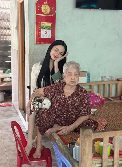 Bà nội vui mừng khi Hà Tâm Như đăng quang Hoa hậu Chuyển giới Việt Nam 2025, thi đậu đại học năm 18 tuổi, cầm tấm bằng tốt nghiệp năm 22 tuổi và phẫu thuật thành công năm 25 tuổi. Ảnh: FB Hà Tâm Như.