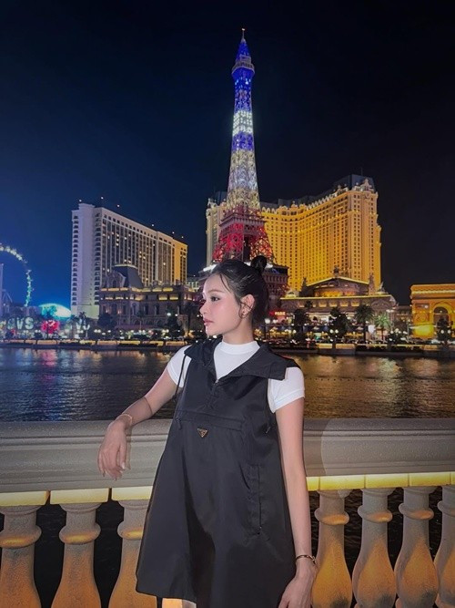 Hiền Hồ phủ nhận mang bầu. "Do dáng áo phồng vậy thôi, chứ không có gì ở trong đâu", cô cho biết. Ảnh: FB Hiền Hồ.