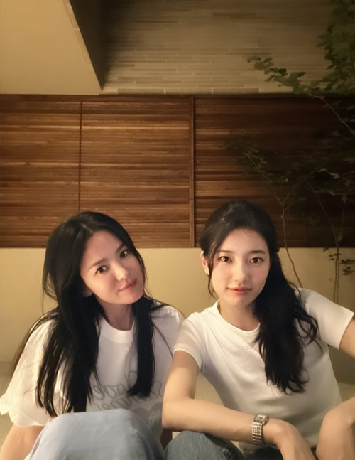 Tháng 8/2024, Song Hye Kyo gửi xe đồ ăn ủng hộ Suzy quay phim. "Món quà bất ngờ chị Hye Kyo. Cảm ơn chị. Em sẽ ăn ngon và chăm chỉ làm việc. Chị gái ngọt ngào của em", Suzy viết. Ảnh: Thanh Niên Việt.