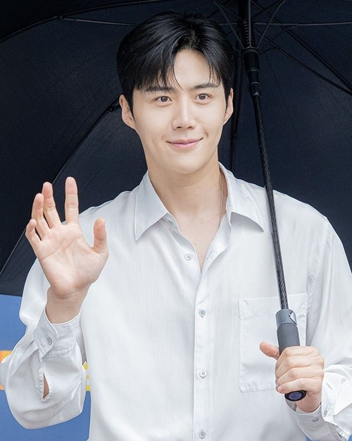 Kim Seon Ho sở hữu gương mặt điển trai với má lúm đồng tiền ngọt ngào. Ảnh: Vietnamnet.