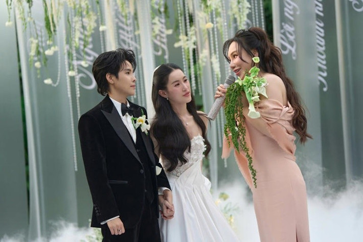 Tháng 2/2025, Hồ Quỳnh Hương bắt được hoa cưới trong hôn lễ của Vũ Cát Tường. Ảnh: Tiền Phong.