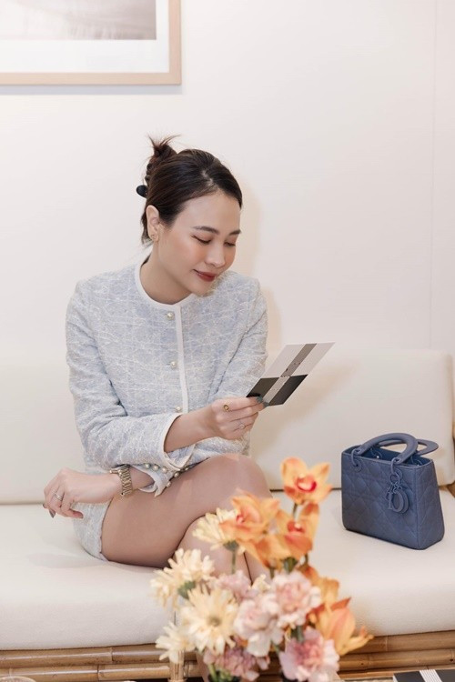 Đàm Thu Trang diện set váy áo trăm triệu khi đi mua sắm. Ảnh: FB Đàm Thu Trang.