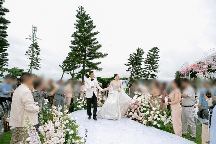 1 ngày sau đám cưới, Hồ Quỳnh Hương lần đầu lên tiếng về hôn lễ của mình. "Ngày hôm qua, một chương mới đã mở ra trong hành trình của Hương. Đó sẽ là một dấu ấn quan trọng trong cuộc đời mà Hương không bao giờ quên. Một ngày ngập tràn cảm xúc, yêu thương, nụ cười và cả những giọt nước mắt hạnh phúc", cô cho biết. Ảnh: FB Hồ Quỳnh Hương.