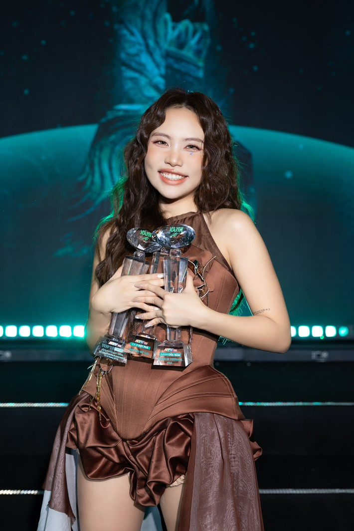 Theo nữ ca sĩ, năm qua là quãng thời gian cô không ngừng thử nghiệm, khai phá khả năng bản thân để hiểu rõ hơn khán giả mong đợi điều gì ở mình.