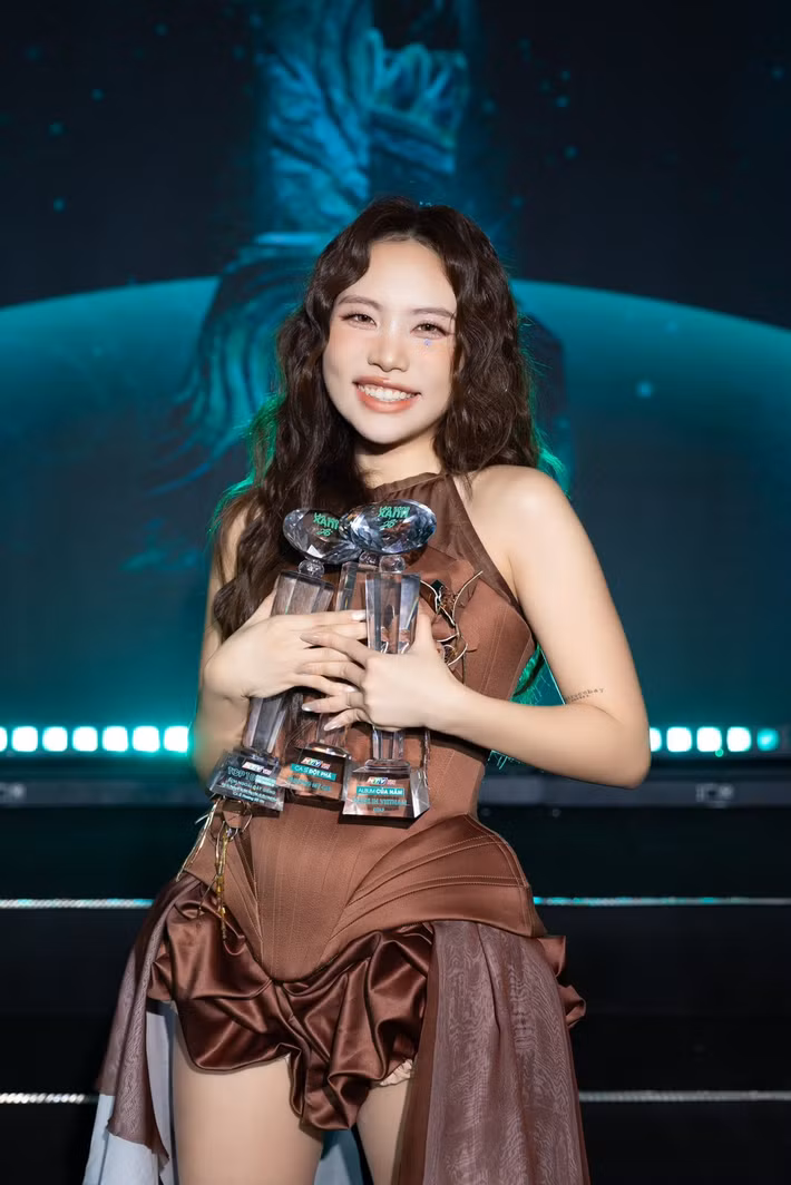 Theo nữ ca sĩ, năm qua là quãng thời gian cô không ngừng thử nghiệm, khai phá khả năng bản thân để hiểu rõ hơn khán giả mong đợi điều gì ở mình.