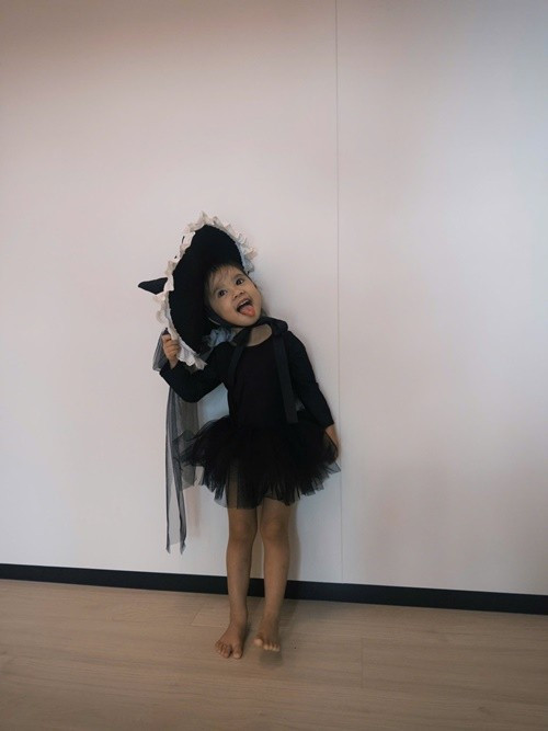 Misumi - con gái của nữ ca sĩ Bảo Anh hóa trang thành cô phù thủy nhỏ. Ảnh: FB Misumi.