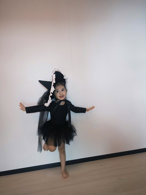 Dương Triệu Vũ khen ngợi con gái Bảo Anh: “Phù thủy nhỏ gì mà xinh thế”. Ảnh: FB Misumi.