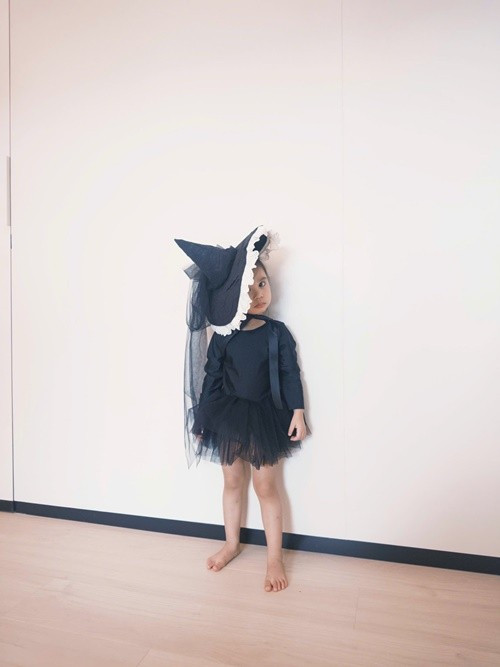 "Con gái Bảo Anh và Halloween 2025. Mẹ tôi đặt giày nhưng shop không giao nên sáng nay tôi đi chân không nha mọi người”, Bảo Anh dí dỏm viết. Ảnh: FB Misumi.