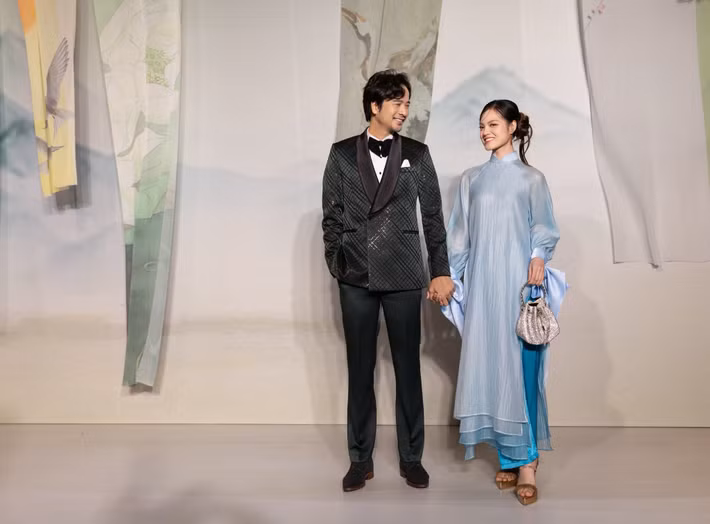 Theo Znews, trong 6 năm hẹn hò, nam diễn viên hỗ trợ, sản xuất nhiều dự án âm nhạc cho nửa kia như Nỗi buồn đáy tim, Singing in the rain, Covid fighters. Theo Arttimes, phía Sunny Đan Ngọc từng đứng sau hậu trường hỗ trợ sự kiện Đoàn Minh Tài ra mắt sách nhân dịp kỷ niệm 15 năm hoạt động nghệ thuật. Ảnh: FB Đoàn Minh Tài.