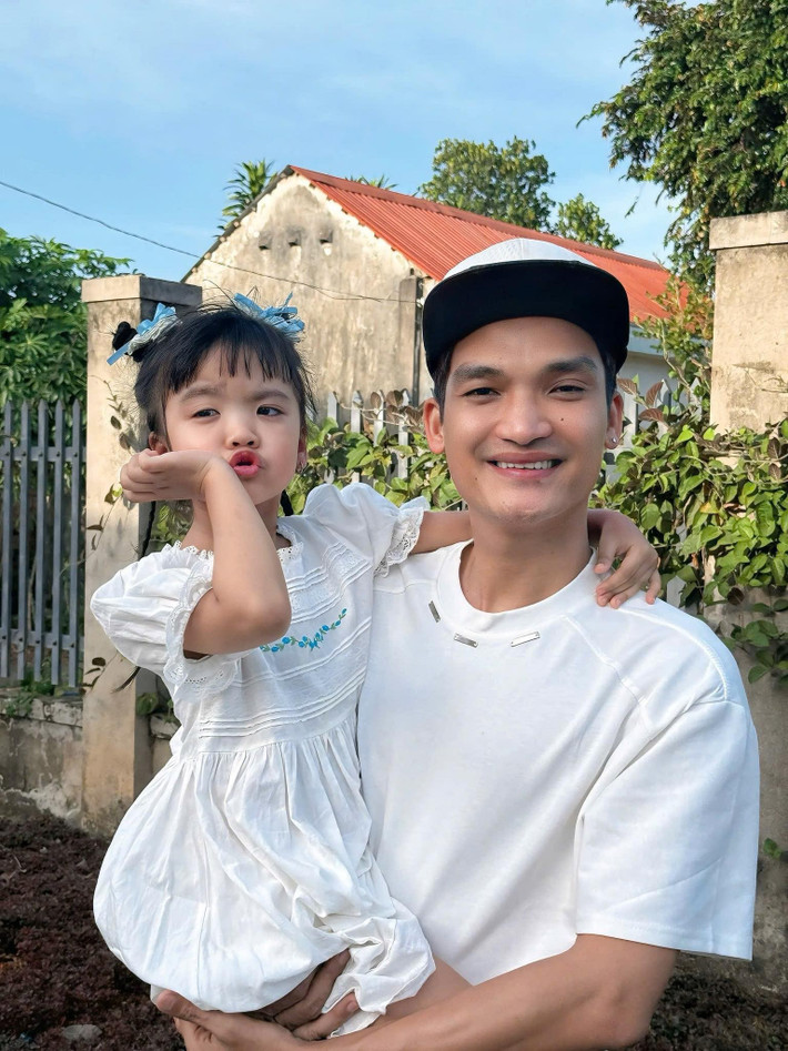 Con gái của Mạc Văn Khoa ngày càng lớn càng đáng yêu và trở thành động lực lớn để vợ chồng nam diễn viên nỗ lực hơn trong công việc cũng như cuộc sống.