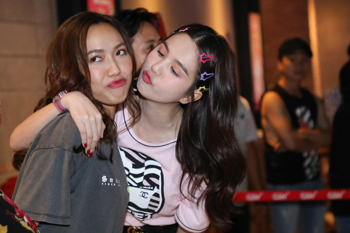 Trong một video đăng tải trên YouTube năm 2020, Ngọc Trinh cho biết cô và Diệu Nhi thân đến mức thường xuyên ăn uống, chia sẻ mọi chuyện từ gia đình đến công việc, bạn bè. Ảnh: VOV.