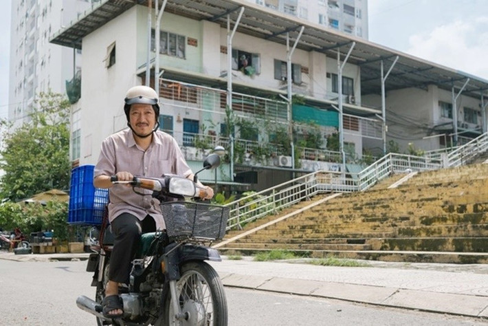 Trong phim Nhà ba tôi một phòng, Trường Giang đảm nhận vai ông Thạch - người cha hết mực yêu thương con gái. Ảnh: Người Đưa Tin.