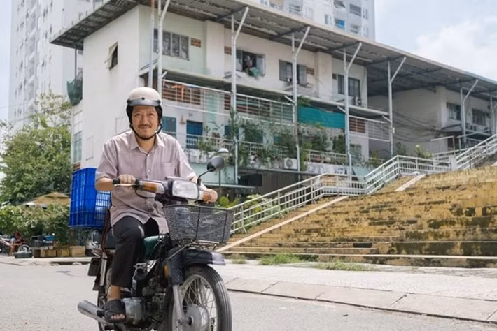 Trong phim Nhà ba tôi một phòng, Trường Giang đảm nhận vai ông Thạch - người cha hết mực yêu thương con gái. Ảnh: Người Đưa Tin.