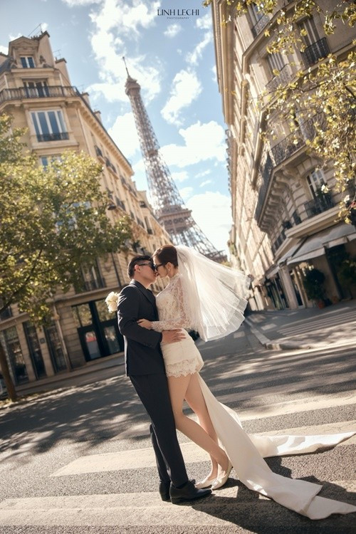 Trước những bình luận về cách tạo dáng của doanh nhân Viết Vương trong bộ ảnh cưới, Đỗ Thị Hà hài hước cho biết: "Anh ấy được training (đào tạo) từ bên châu Âu rồi". Ảnh: FB Đỗ Thị Hà.