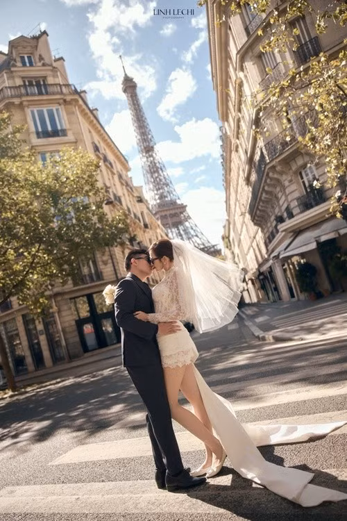 Trước những bình luận về cách tạo dáng của doanh nhân Viết Vương trong bộ ảnh cưới, Đỗ Thị Hà hài hước cho biết: "Anh ấy được training (đào tạo) từ bên châu Âu rồi". Ảnh: FB Đỗ Thị Hà.