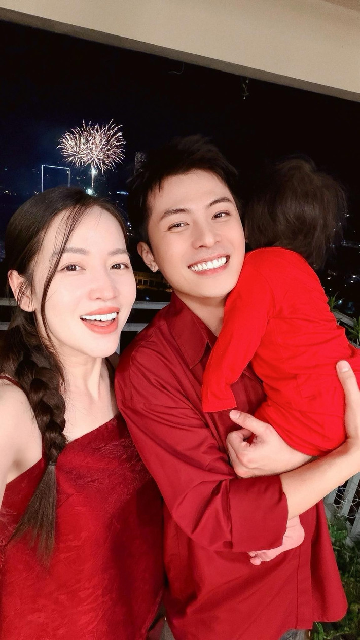 Trước đó, cặp đôi gần như không công khai rõ mặt con, chỉ chia sẻ những hình ảnh chụp từ phía sau hoặc góc nghiêng. Ảnh: FB Gin Tuấn Kiệt.