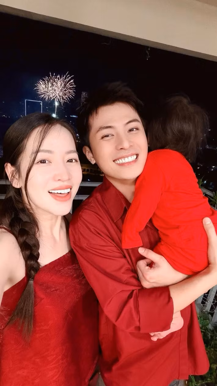 Trước đó, cặp đôi gần như không công khai rõ mặt con, chỉ chia sẻ những hình ảnh chụp từ phía sau hoặc góc nghiêng. Ảnh: FB Gin Tuấn Kiệt.