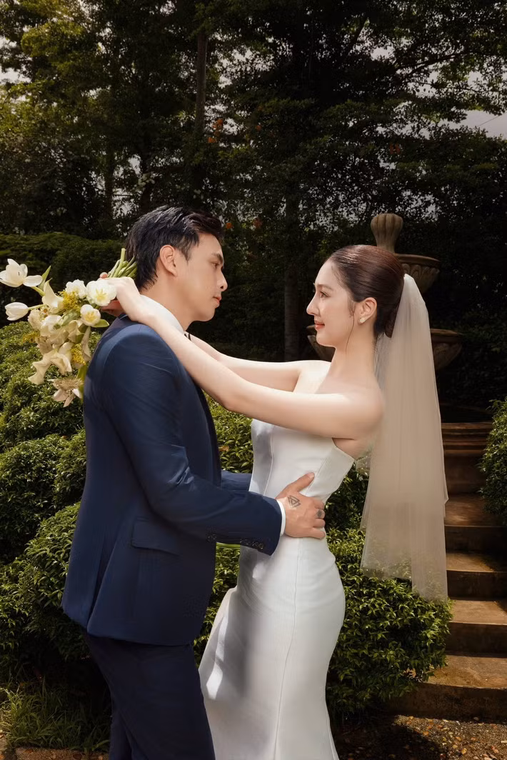 Chia sẻ bộ ảnh cưới, Tuệ Như dành lời ngọt ngào cho Hồ Quang Hiếu: "Ngày đẹp nhất là ngày có anh bên cạnh, cảm ơn anh vì đã đến. Trước đây người trước mặt là người mình yêu, kể từ nay người mình yêu chính là người bên gối".