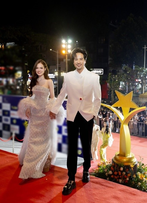 Đôi vợ chồng son sánh đôi trên thảm đỏ lễ trao giải Ngôi Sao Xanh 2025 cách đây ít ngày. Ảnh: FB Sunny Đan Ngọc.