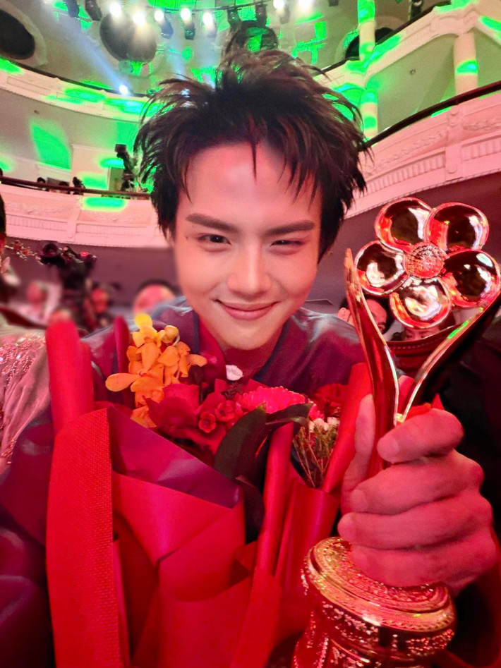 Diễn viên Duy Khánh ZhouZhou được trao giải Diễn viên hài được yêu thích nhất. Ảnh: FB Duy Khánh.