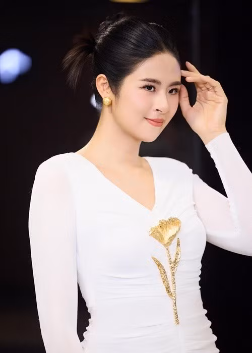 "Năm ngoái còn làm vedette cho show diễn của bạn, năm nay cũng tính bon chen nhưng bạn bảo sân khấu leo thang lên xuống hơi nhiều, sợ "mẹ con" mình mà diễn thì bạn hơi bị đau tim. Nên bạn bảo hai mẹ con làm khách mời là quá tuyệt rồi”, Ngọc Hân cho hay. Ảnh: FB Ngọc Hân.