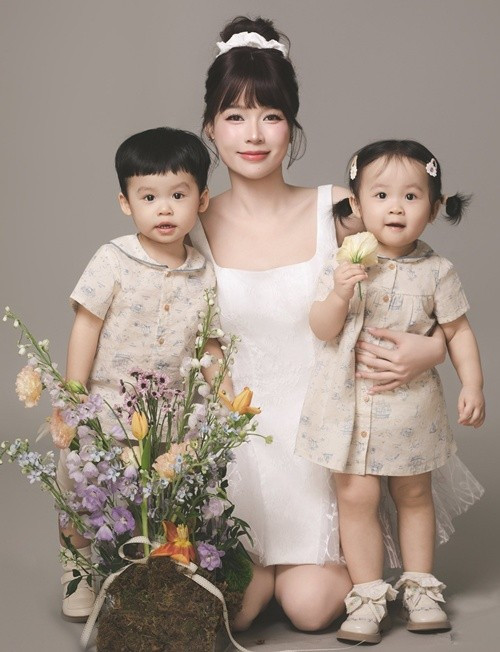 Sam chia sẻ bộ ảnh mừng sinh nhật hai con kèm lời nhắn đầy xúc động: “Chúc mừng sinh nhật hai thiên thần của mẹ. Mẹ yêu hai con hơn tất cả mọi điều trên thế gian này”.