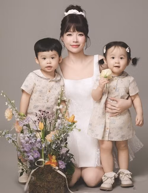 Sam chia sẻ bộ ảnh mừng sinh nhật hai con kèm lời nhắn đầy xúc động: “Chúc mừng sinh nhật hai thiên thần của mẹ. Mẹ yêu hai con hơn tất cả mọi điều trên thế gian này”.