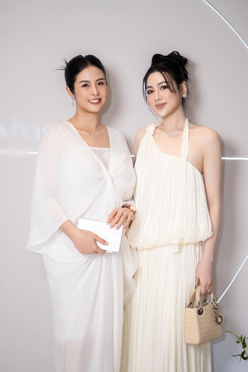 Hoa hậu Việt Nam 2010 vẫn tham gia các sự kiện, đi du lịch khi bụng bầu vượt mặt. Ảnh: FB Ngọc Hân.