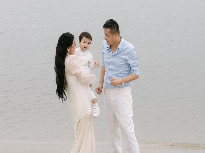 Bé Táo gây chú ý khi lần đầu lộ diện trong đám cưới Hồ Quỳnh Hương cách đây không lâu. Ảnh: FB Hồ Quỳnh Hương.