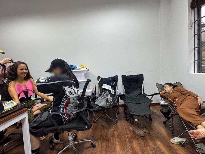 Khi không quay phim, Ốc Thanh Vân phải dưỡng da trắng trở lại để đóng kịch. Ảnh: FB Võ Tấn Phát.