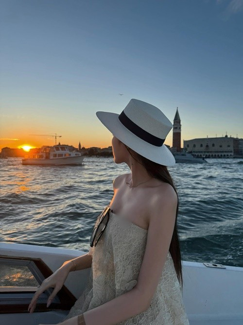 Hoa hậu Việt Nam 2020 thích thú khám phá Venice. Ảnh: FB Đỗ Thị Hà.