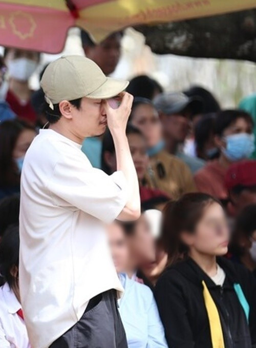 Năm 2024, Kiều Minh Tuấn chia sẻ về tuổi thơ thiếu vắng cha, mẹ làm trụ cột gia đình. Theo Du Lịch TP HCM, nam diễn viên cho biết, từ nhỏ anh đã nhìn thấy mẹ với nhiều vất vả nhưng lại là một phụ nữ vô cùng mạnh mẽ trong mắt các con. Ảnh: Du Lịch TP HCM.