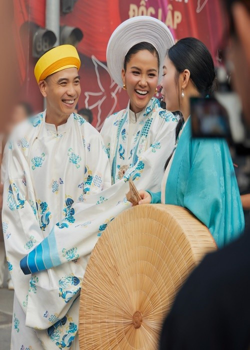 Vợ chồng H'hen Niê bên nhau không rời trong chương trình. Ảnh: FB H'hen Niê.