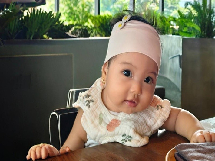 Có lúc, bé Harley tròn xoe mắt ngơ ngác, đúng chất một em bé đang tò mò khám phá thế giới xung quanh. Ảnh: FB Tuấn Khôi.