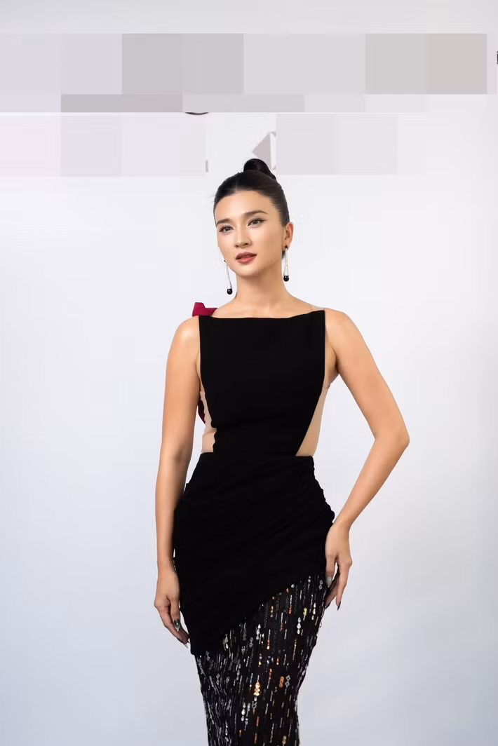 Bí quyết mặc đẹp của Kim Tuyến là nếu trang phục đã có chi tiết đính kết cầu kỳ thì trang điểm và kiểu tóc sẽ tiết chế lại để tổng thể hài hòa, sang trọng.